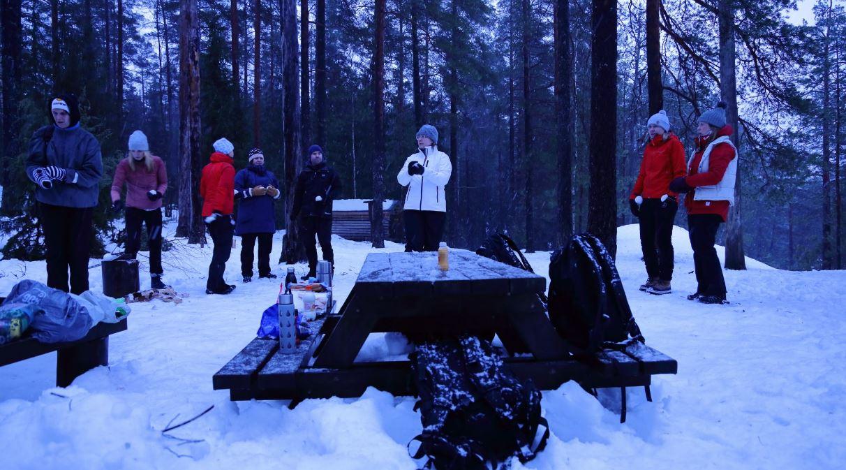 Nuuksion metsästä yhteisöllisyyttä ja yhteen hiileen puhaltamista